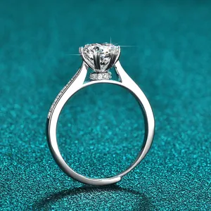 Nahaufnahme von 1 Karat Moissanit Ring mit 6-Krappen-Fassung und verstellbarem Band
