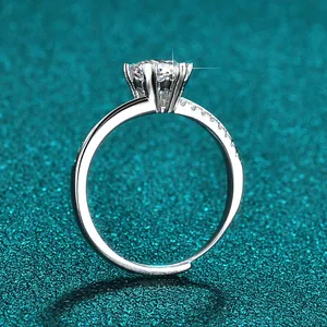 Nahaufnahme eines funkelnden Ein-Karat-Solitär-Moissanit-Rings mit silberner Sechskantfassung