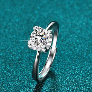 Nahaufnahme eines funkelnden Ein-Karat-Moissanit-Rings in Sterlingsilber