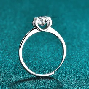Detailansicht eines 1-Karat-Moissanit-Rings in D-Farbe mit verstellbarem Silberband.