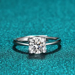Nahaufnahme eines funkelnden 1-Karat-D-Farbe-Moissanit-Rings auf blauem Grund.