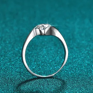 Detailansicht eines 1 Karat Moissanit Solitärrings in Silber auf blauem Glitzergrund