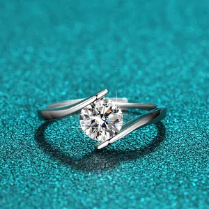 Nahaufnahme eines funkelnden 1 Karat D Moissanit Rings in Sterling Silber Fassung