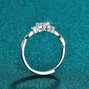 Detaillierte Seitenansicht eines Sterling-Silber-Rings mit funkelndem Moissanit-Stein