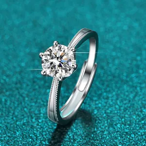 Nahaufnahme eines funkelnden 1ct-Moissanit-Rings mit Sechs-Krallen-Fassung und Milgrain-Detail.