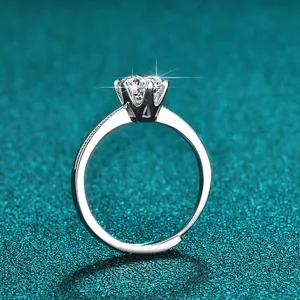 Makro-Detail von Ein Karat Moissanit Diamantring mit klassischer Sechs-Klauen-Fassung