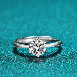 Detailansicht eines 1-Karat-D-Farbe-Moissanit-Rings aus 925er Silber mit Sechs-Krallen-Fassung.