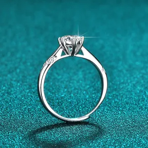 Detailansicht eines 1-Karat-D-Farbe-Moissanit-Rings mit klassischer 6-Krallen-Fassung