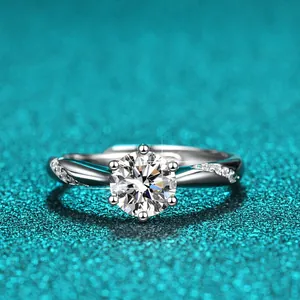 Detailansicht eines 1-Karat-D-Farbe-Moissanit-Rings mit Sechs-Krallen-Fassung und Seitensteinen.