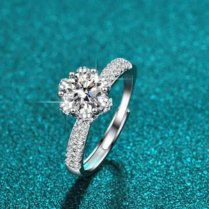 Nahaufnahme eines 1-Karat-Moissanit-Rings aus 925er Sterlingsilber mit Sechs-Krallen-Fassung