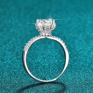 Makroansicht eines D-Farbe Moissanit-Rings aus Sterlingsilber mit Sechs-Krallen-Krone.