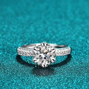 Detailaufnahme eines 1-Karat-Moissanit-Rings in D-Farbe mit Sechsklauen-Fassung.
