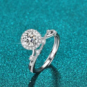 Makroansicht eines 1-Karat Moissanit-Rings mit gedrehtem Pavé-Band und Halo-Fassung