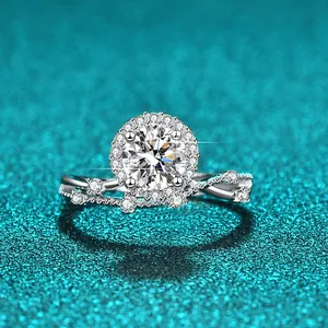 Detailansicht eines funkelnden Moissanit-Rings aus Sterlingsilber mit Halo-Design