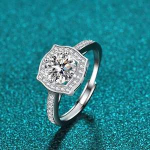 Makrodetail eines 1 Karat D Moissanit Halo Rings aus 925 Sterlingsilber