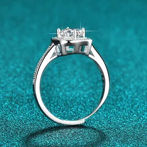 Eleganter 1 Karat D-Farbe Moissanit-Ring mit quadratischem Halo-Besatz aus 925er Silber