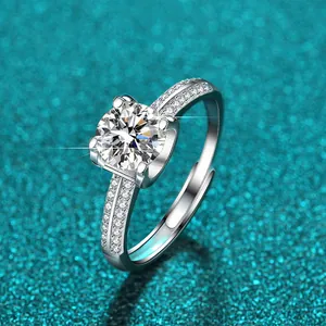 Nahaufnahme eines funkelnden 1-Karat D Moissanit-Rings aus Sterlingsilber mit sechs Krappen.