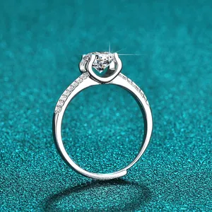 Nahaufnahme eines Moissanit-Rings aus Sterlingsilber mit Sechs-Krallen-Fassung
