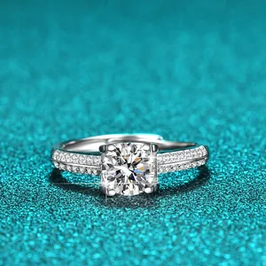 Detailansicht eines funkelnden 1-Karat-Moissanit-Rings aus Sterlingsilber auf blauem Hintergrund