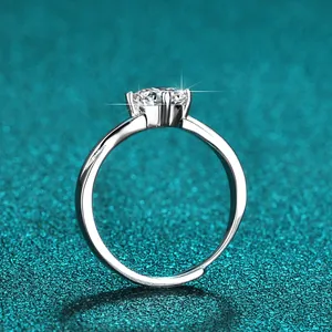 Detailansicht eines sechszackigen Sterling-Silber-Rings mit 1 Karat Moissanit-Edelstein