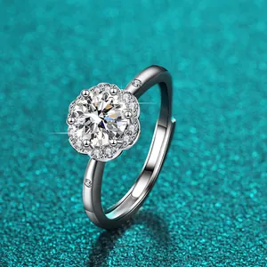 Makrodetail eines D-Farb-Moissanit-Rings in Silber mit floralem Halo und offenem Band