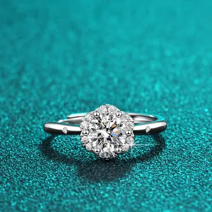 Detaillierte Nahaufnahme eines D-Farbe Moissanit-Rings mit blumenförmiger Halofassung