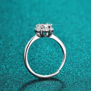 Elegante Seitenansicht eines Sterling Silber Moissanit Rings mit einem 1 Karat D Farbstein