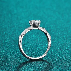 Detailansicht eines 1-Karat D-Farbe Moissanit-Rings mit silberner Sechs-Klauen-Fassung.