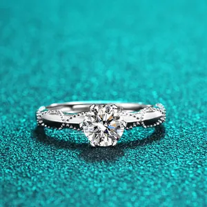 Nahaufnahme eines eleganten 925 Silberrings mit funkelndem Moissanit-Diamanten