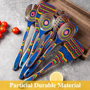Set di 7 utensili da cucina in legno colorato con motivi a strisce su sfondo rustico