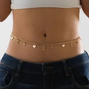 Vue détaillée d'une chaîne de taille dorée avec des breloques cœur, lune et étoile