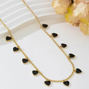 Élégant collier doré tendance doté de plusieurs pendentifs en forme de cœur noir