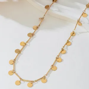 Collier doré élégant avec de délicats charms ronds en paillettes sur chaîne métal
