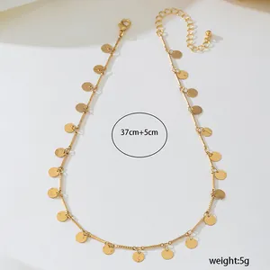 Vue détaillée du collier en chaîne dorée minimaliste avec pendentifs disques, 37cm plus 5cm.