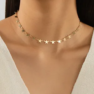 Vue rapprochée d'un collier chaîne doré orné de délicats pendentifs en forme d'étoile.