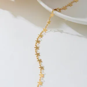 Détail en gros plan d'un collier chaîne étoile dorée minimaliste pour femmes élégant