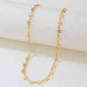Collier avec chaîne à breloques étoiles dorées minimaliste présenté sur fond blanc