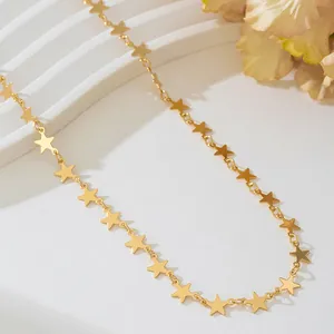 Détail des breloques étoiles dorées reliées sur un collier chaîne élégant
