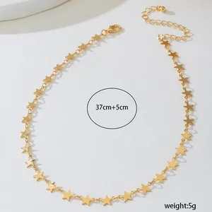 Vue détaillée du collier chaîne étoile dorée avec longueur de 37cm et extension