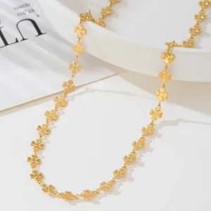 Vue détaillée d'un collier en chaîne plaqué or avec des maillons en forme de trèfle.