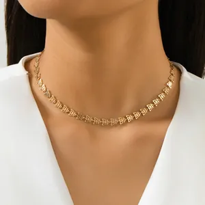 Détail exquis en gros plan d'un collier ras du cou papillon doré porté sur un mannequin
