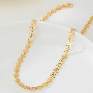 Gros plan sur le motif papillon ajouré de ce collier ras du cou en métal doré