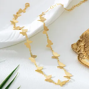 Gros plan d'un collier choker papillon doré élégant avec une finition mate