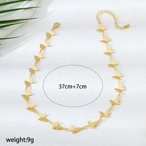Détail d'un collier ras du cou papillon doré montrant une longueur de 37cm+7cm et 9g