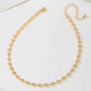 Élégant collier ras du cou minimaliste doré avec motif trèfle à quatre feuilles