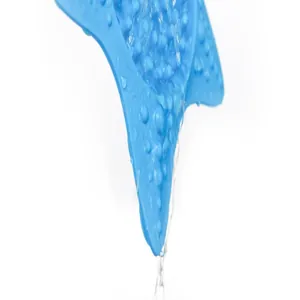 Detailgetreue Makroansicht eines blauen wasserdichten Silikon-Hundenapfes unter Wasser