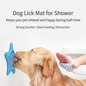 Detail einer silikon sternförmigen Schleckmatte und Massagebürste für die Hundedusche