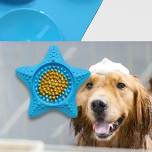 Detail der sternförmigen Silikon-Haustier-Leckmatte mit Futter auf blauer Fläche
