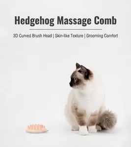 Nahaufnahme eines rosa igelförmigen Silikon Massagekamms für die Tierpflege