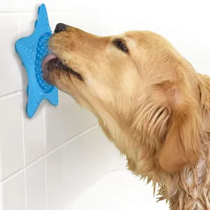 Blaue Silikon-Leckmatte für Hunde in Seesternform an einer weißen Fliesenwand montiert